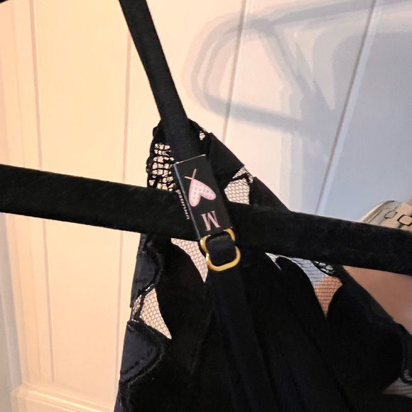 NWT VICTORIAS SECRET SATIN LACE BRALETTE SIZE MEDIUM - Picture 4 of 6